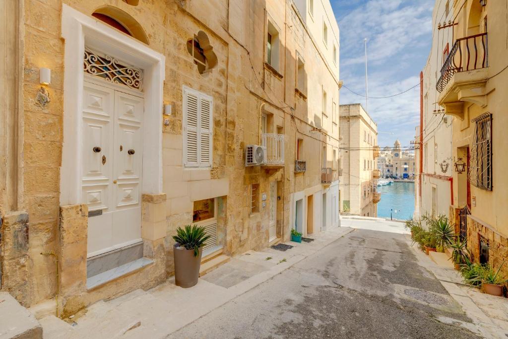 Charming Maltese Townhouse in Senglea photo 1