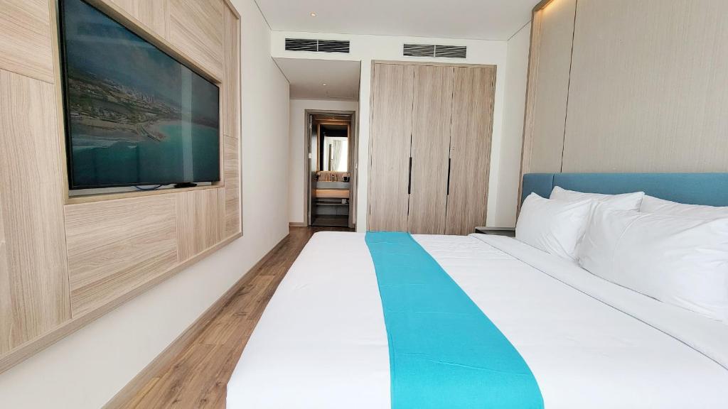 Modern 2BR/2B Ha Long Bay View - High Floor