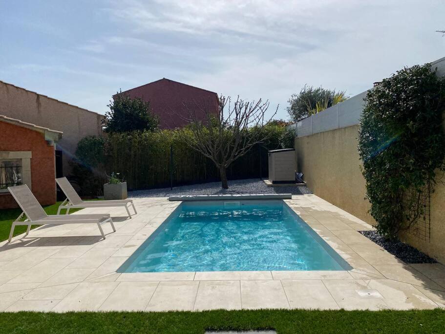 Détente sous le soleil du Midi avec piscine privée