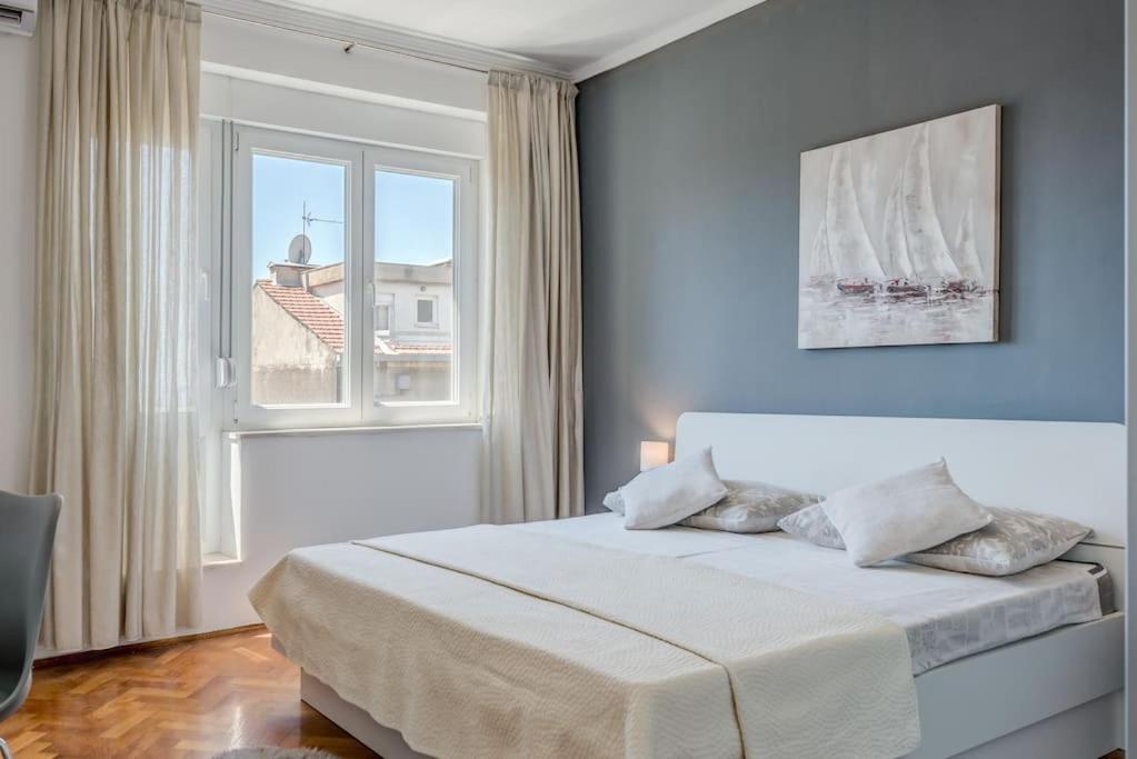 SeaView Apartment in City Centre - Tap to explore photos