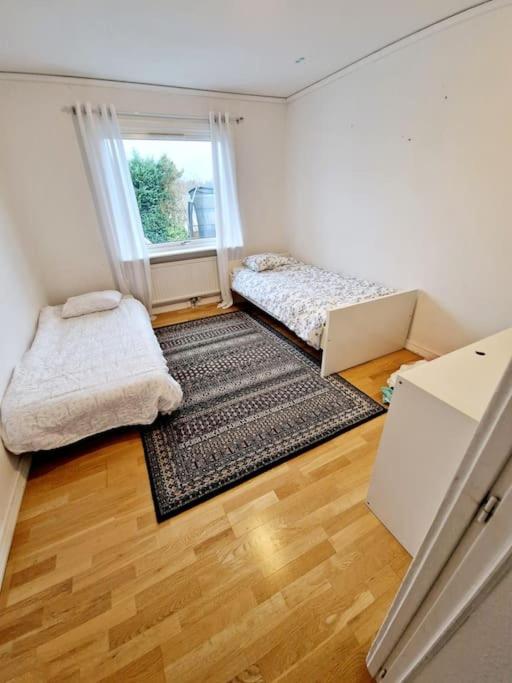 Stort hus uthyres med utegård gräsmatta photo 3