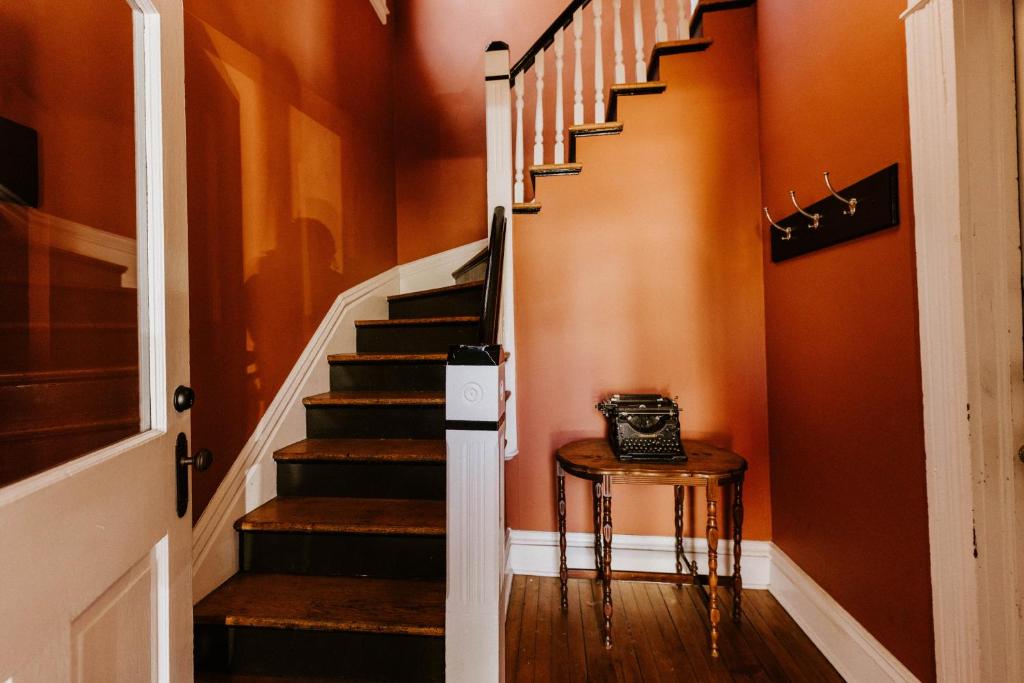 Retro Gem Box Victorian Steps from Irvine Park photo 1