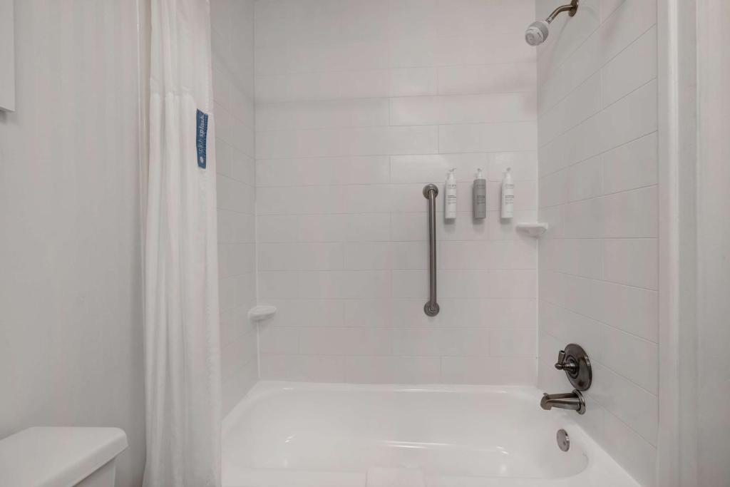 Hampton Inn by Hilton Natchitoches Room Type - KING STUDY-NON SMOKING