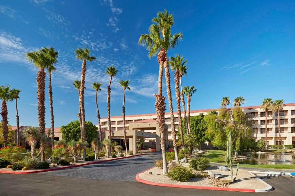DoubleTree by Hilton Hotel Golf Resort Palm Springs image