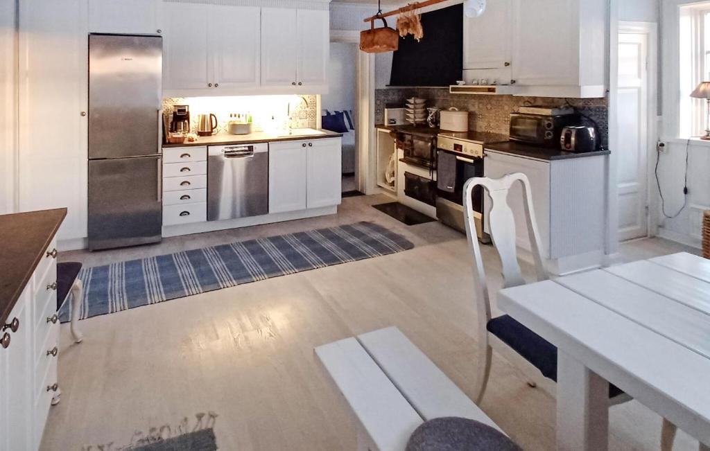 Amazing Home In Vikarbyn With Kitchen photo 4