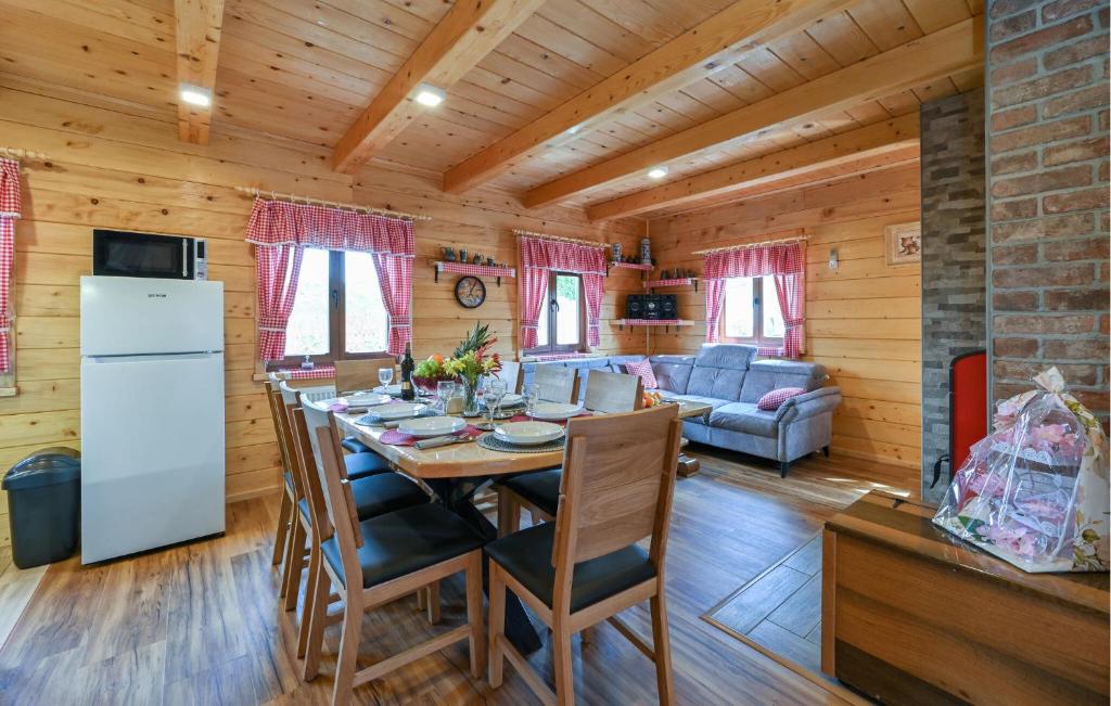 Beautiful Home In Vinogradi Ludbreski With Heated Swimming Pool photo 4