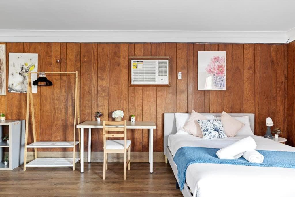 Rustic Waterfront Beach Retreat Sleeps 5 photo 2