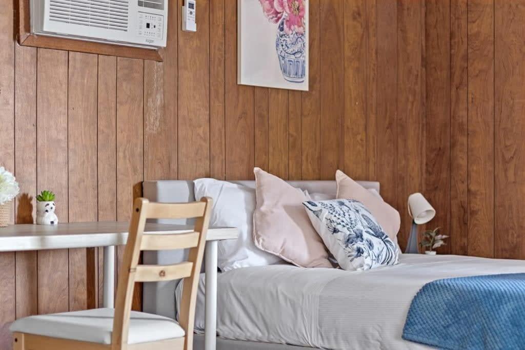 Rustic Waterfront Beach Retreat Sleeps 5 photo 4