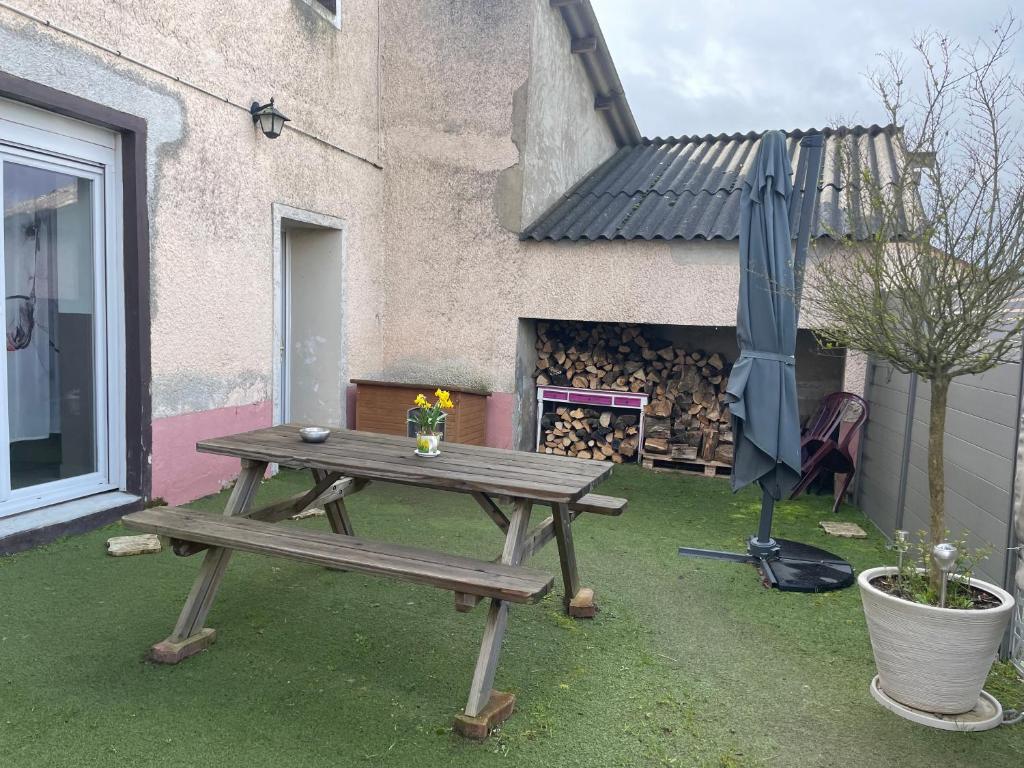 Maison mitoyenne de campagne. Proche autoroute A7. Pour visiter la Dombes, Lyon photo 2