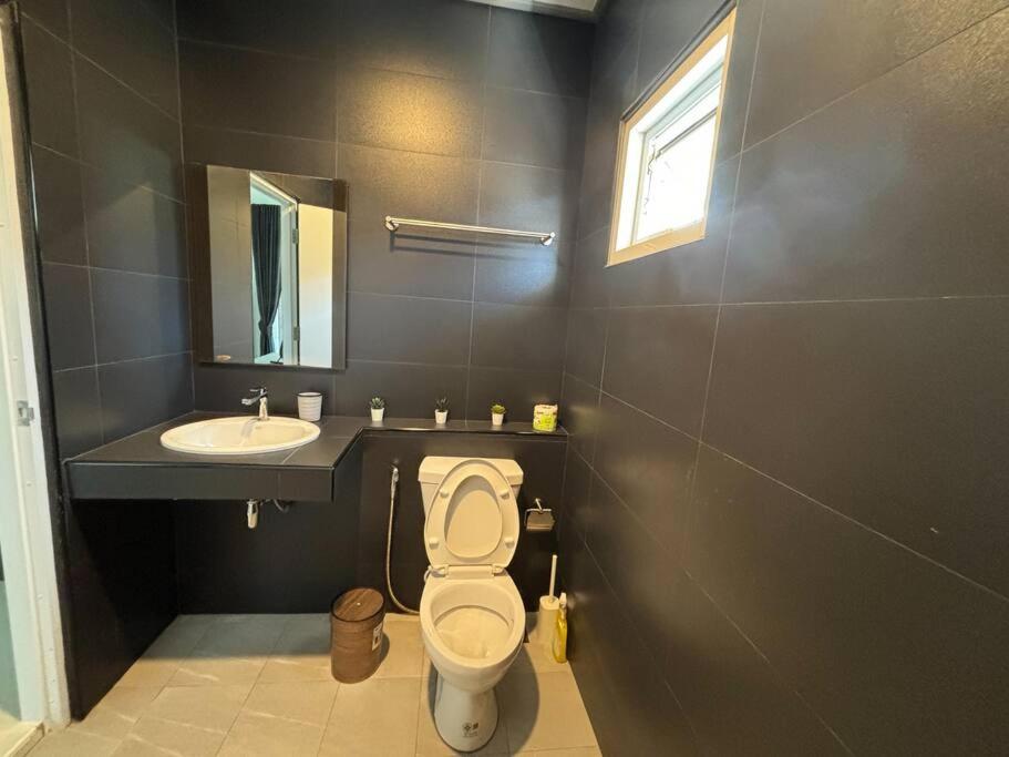 3 bedroom, 3 bathroom house, Phuket Town, Thailand photo 2