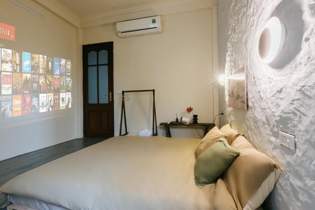 The Attic Room garden, books, tea, Old Quater 550m