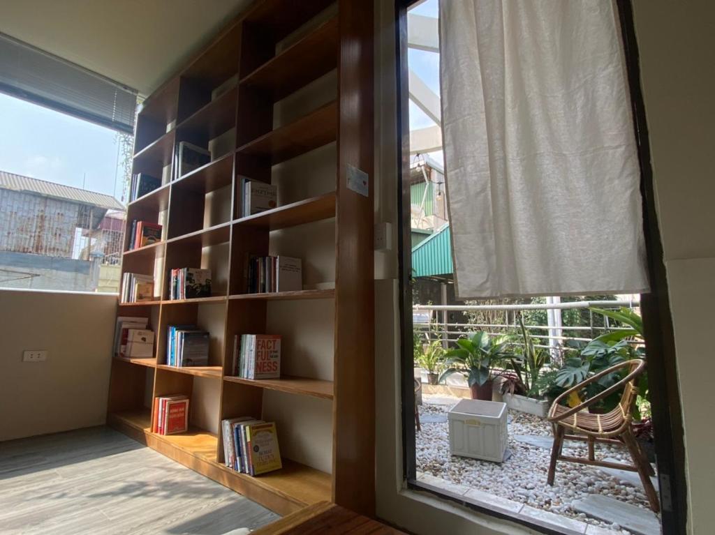 The Attic Room garden, books, tea, Old Quater 550m