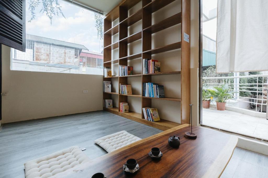 The Attic Room garden, books, tea, Old Quater 550m