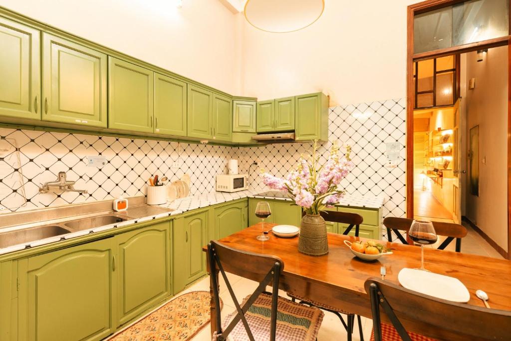 Freeroom / Old Quater 550m / Balcony many trees