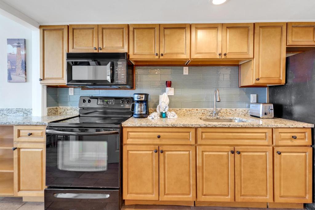 Beachfront Luxury Condo w Private Balcony photo 2