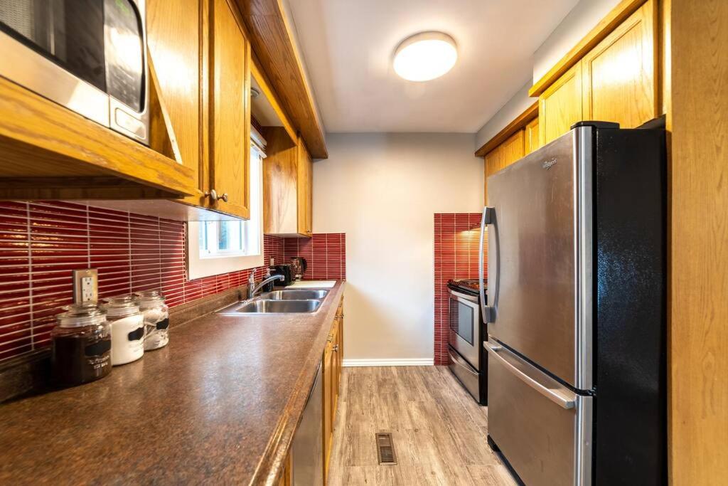 3BD Suite: 5min to HWY 401 - Wifi+Desk+KingBed photo 3