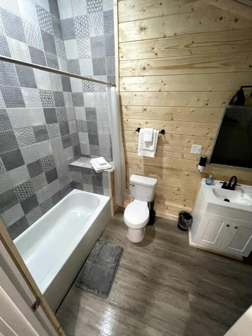 Fresh Air Cabin - Secluded 1 Acre 2Bd/2Bth photo 1