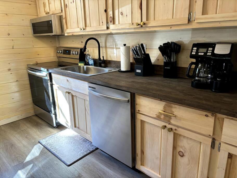 Fresh Air Cabin - Secluded 1 Acre 2Bd/2Bth photo 3
