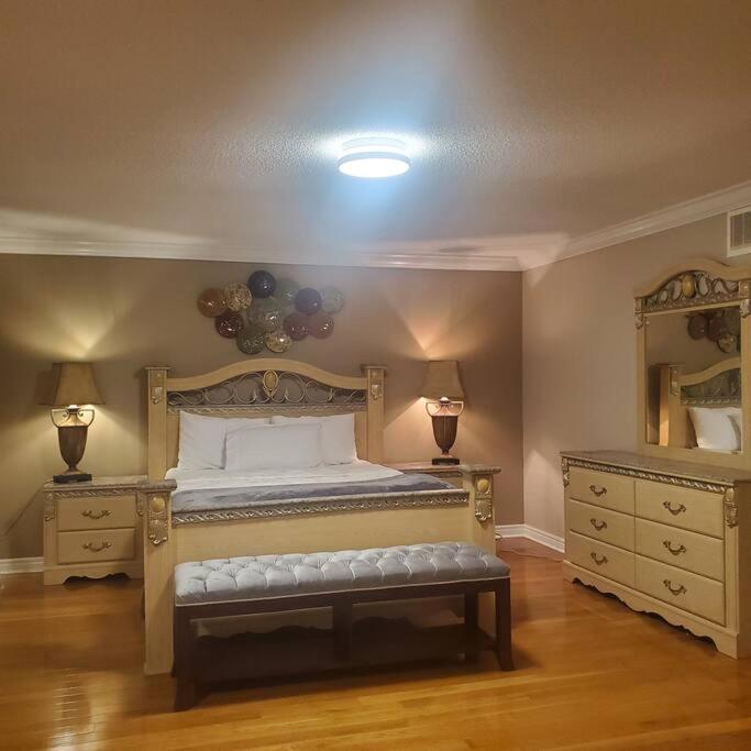 4 Bedroom House in Mississauga photo 3