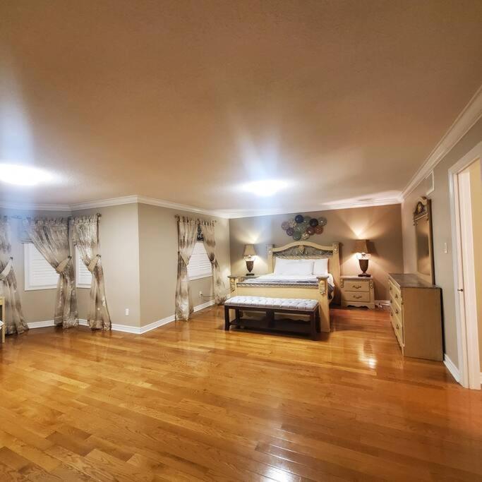 4 Bedroom House in Mississauga photo 1