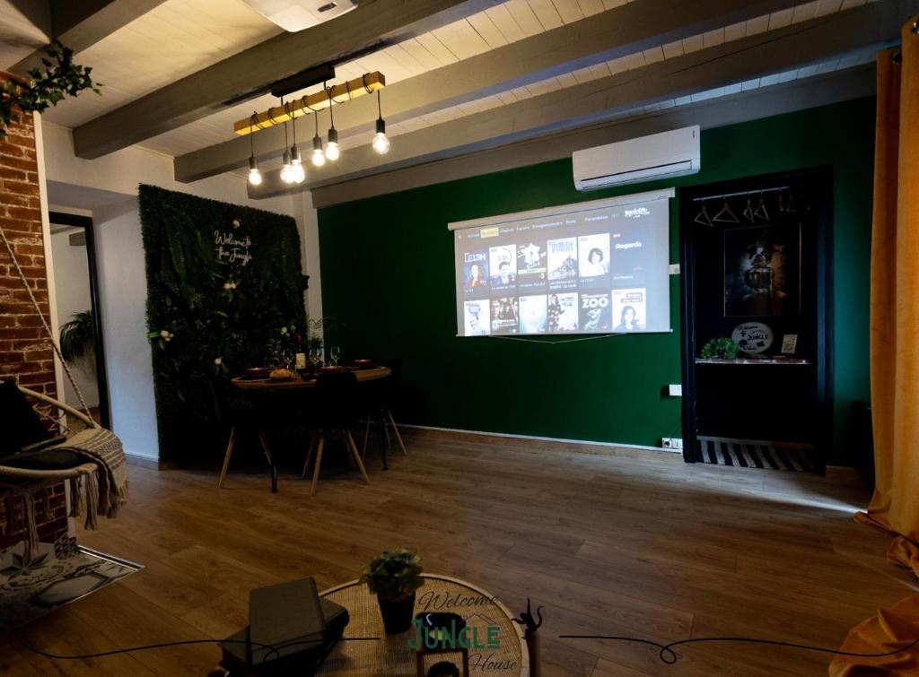 MAISON "Jungle House" 90 m2 BILLARD, RÉTROPROJECTEUR, BAR À JEUX , VINYLE, WIFI FIBRE, idéal PRO & FAMILLE à Montbrison photo 4
