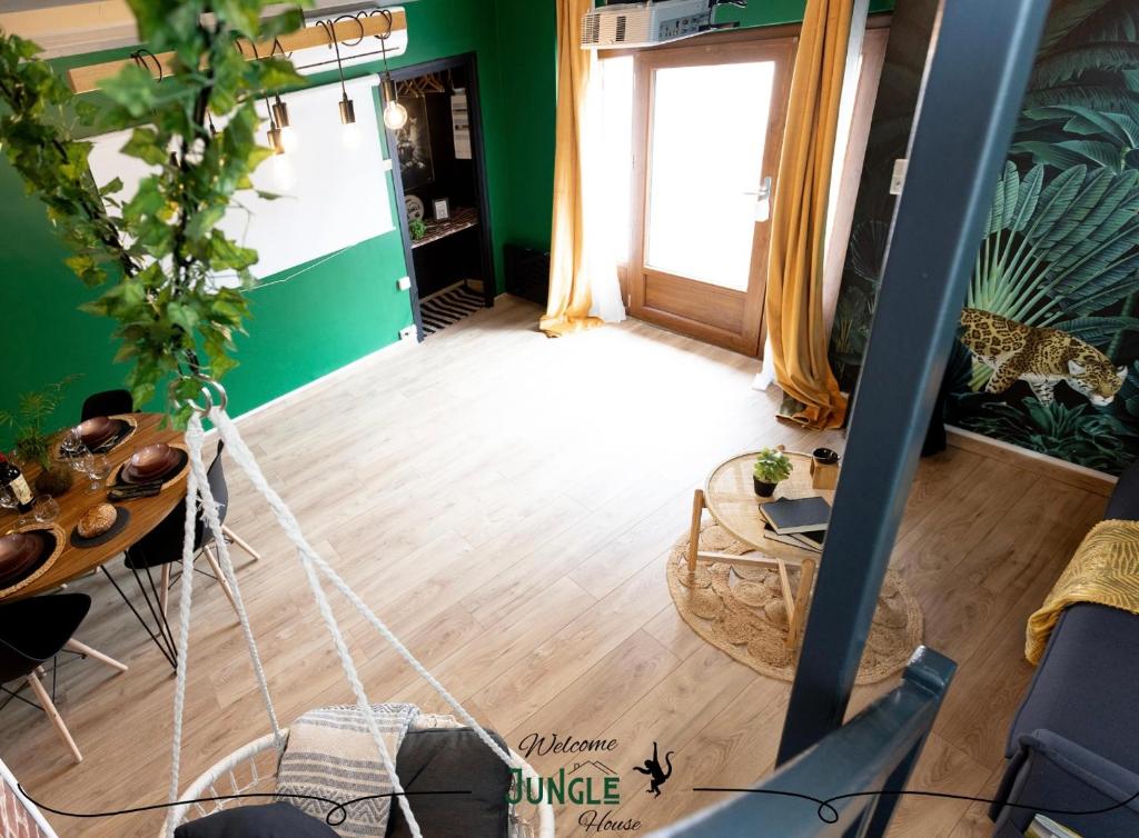MAISON "Jungle House" 90 m2 BILLARD, RÉTROPROJECTEUR, BAR À JEUX , VINYLE, WIFI FIBRE, idéal PRO & FAMILLE à Montbrison photo 3