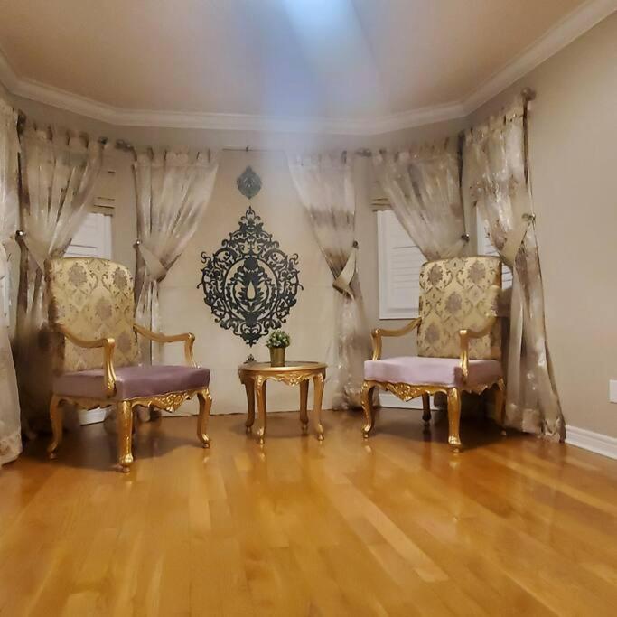 4 Bedroom House in Mississauga photo 4