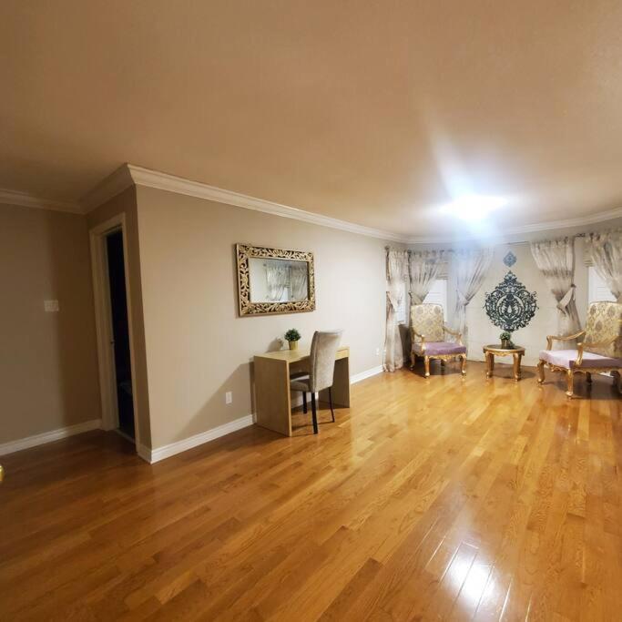 4 Bedroom House in Mississauga photo 2