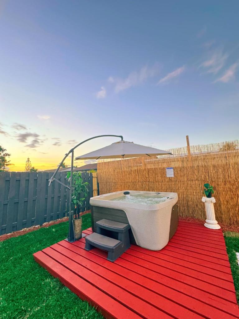 Family Friendly 4Bedroom, 3Bathroom, Hot Tub, BBQ, near Everglades, Miami MetroZoo photo 4