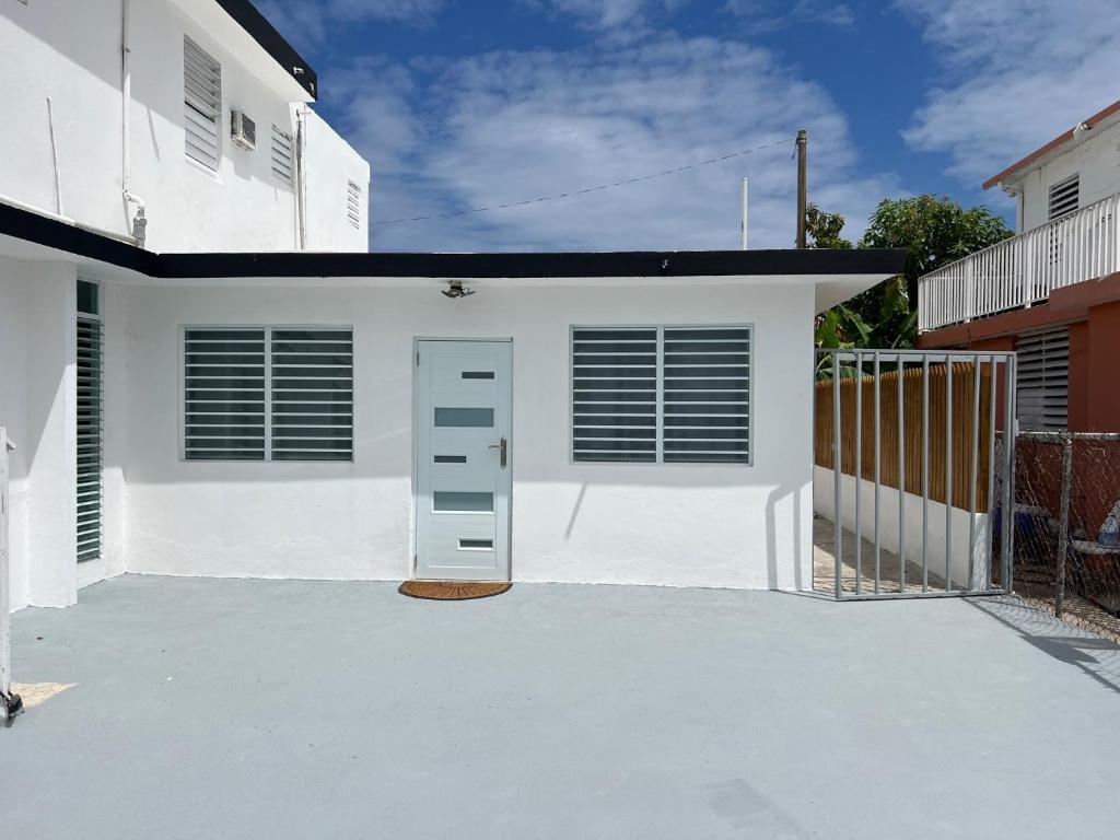 stylish studio w/backyard space near airport photo 3