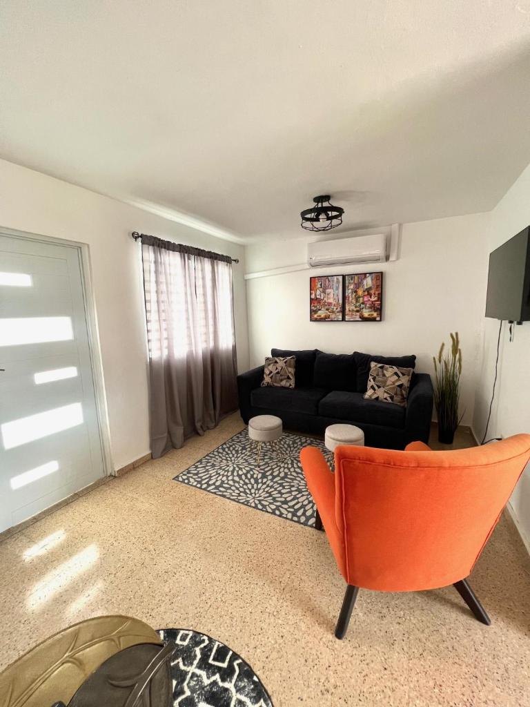 stylish studio w/backyard space near airport photo 1