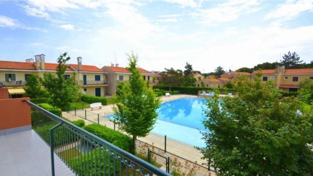 Terraced house with swimming pool photo 2