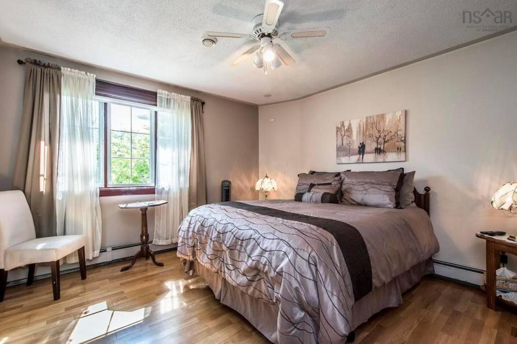 Private Bedroom and Bathroom in Dartmouth photo 2