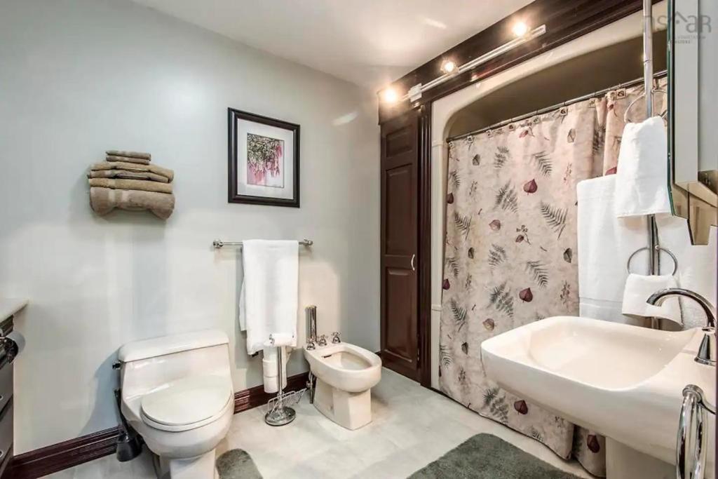 Private Bedroom and Bathroom in Dartmouth photo 3