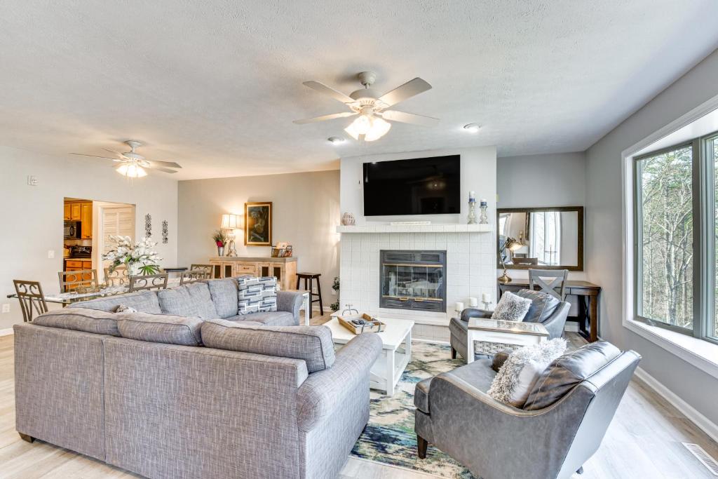 Lake Keowee Resort Condo Pool, Beach, Golf Access photo 3
