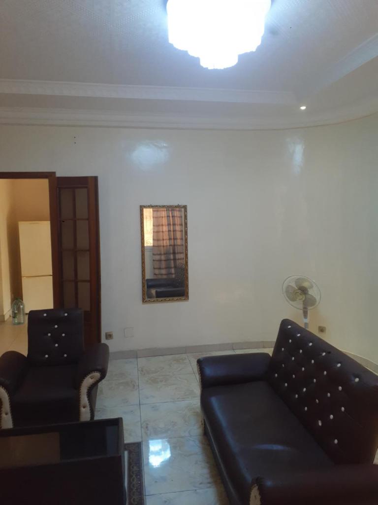 Quiet, modern 2 bed apartment w patio near Mbao beach