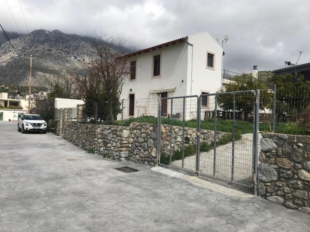 Papa-Antonis Stone House photo 1