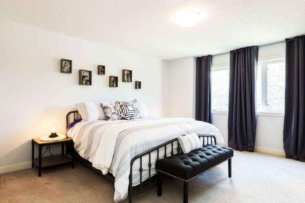 Modern Home - King Bed - Garage - Long Stays photo 2