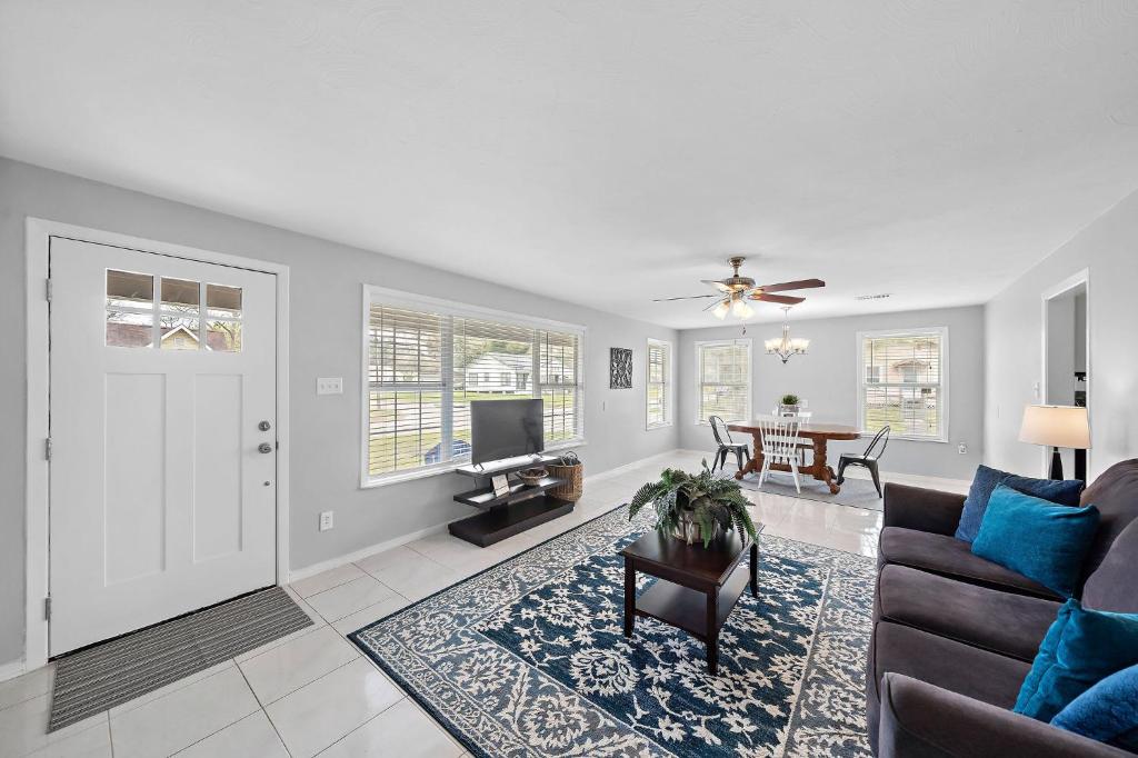 Baytown Home By The Bay visit Calypso Bay Water Park Unidad Skate park and Main Street 5 Star superhost photo 4