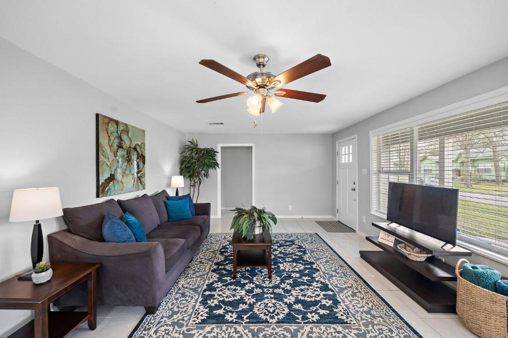 Baytown Home By The Bay visit Calypso Bay Water Park Unidad Skate park and Main Street 5 Star superhost photo 3
