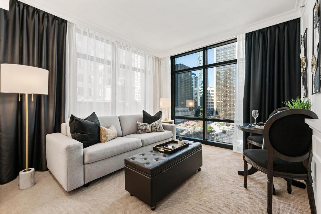 Elegant & Luxury 2 Bed Suite Close to Convention Centre - Tap to explore photos