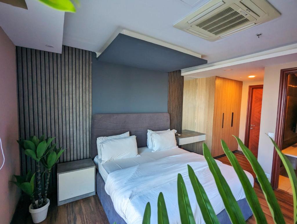 Goldcrest Mall one-bed Apartment photo 4