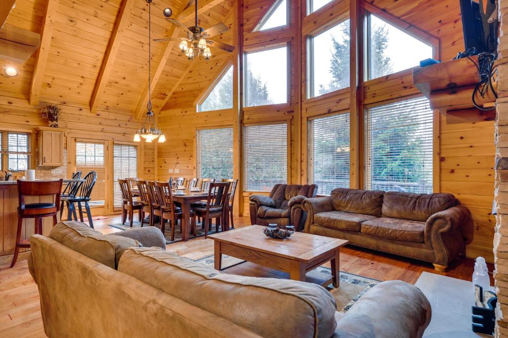 Albrightsville Cabin with Private Hot Tub and Deck! photo 4