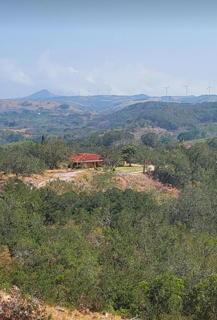 Casa Amarilla en la Montaña