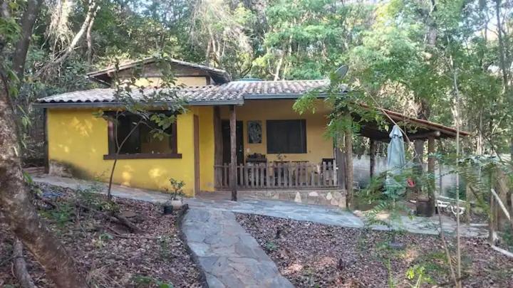 Casinha cercada de verde na Serra do Cipó