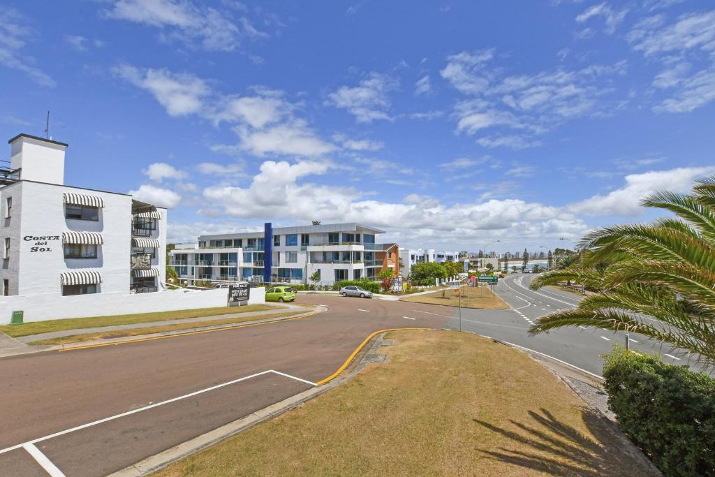 Coastal Chic Apartment - Mooloolaba and Alex photo 2