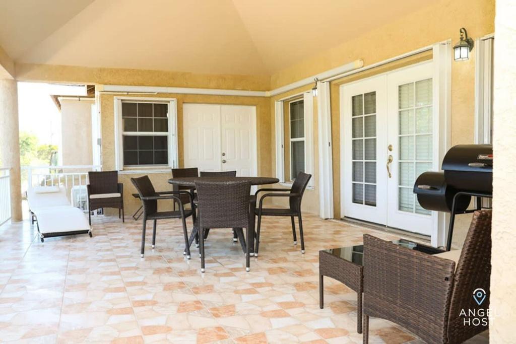 5 mins to Beach Pool BBQ Dedicated Workspace photo 2