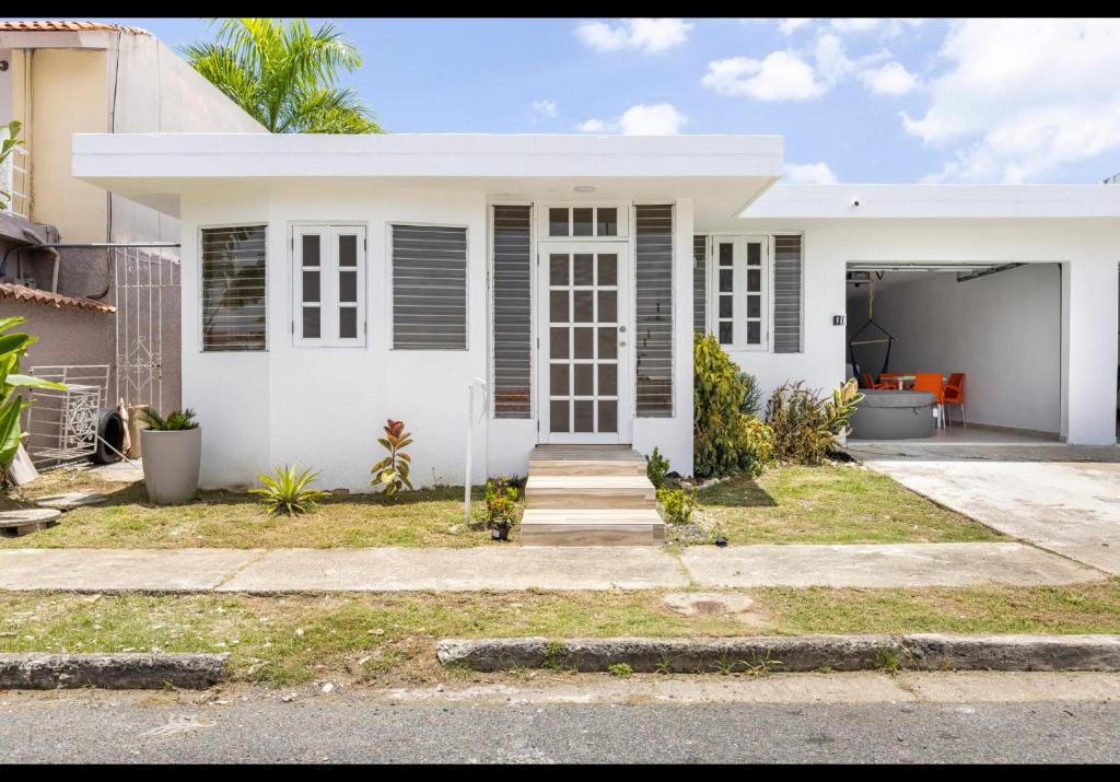 Contemporary Family-sized Retreat Minutes from Airport & Beaches
