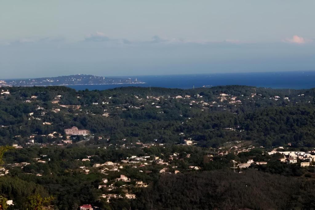 Les deux chênes à Tanneron village photo 2