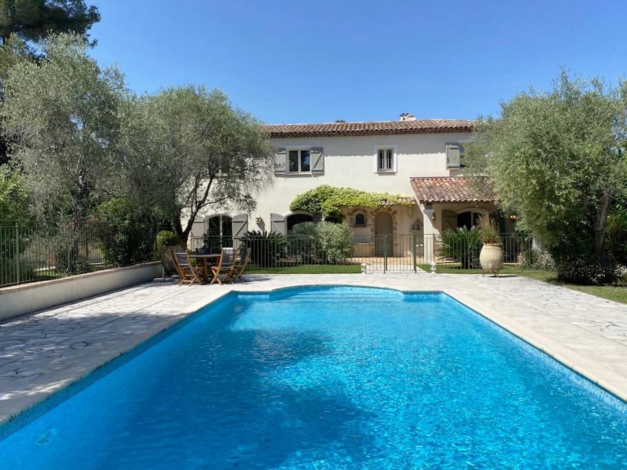 Maison avec piscine sur les hauteurs de Valbonne
